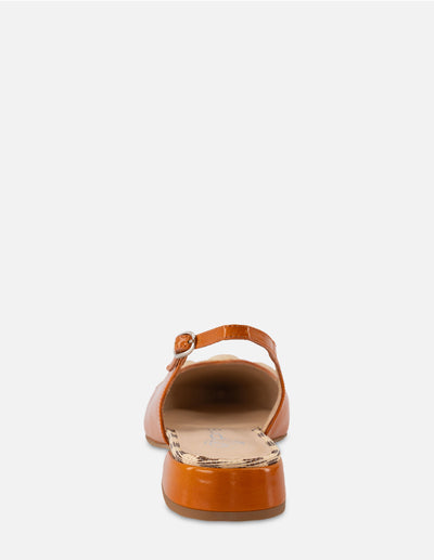 Flat destalonado en charol color cuero y rafia para mujer