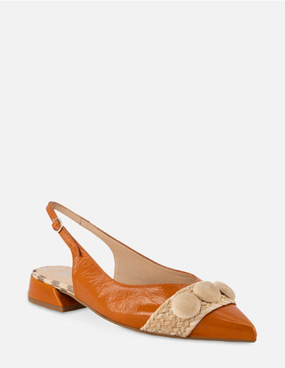 Flat destalonado en charol color cuero y rafia para mujer