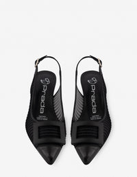 Zapatilla destalonada de rejilla en negro para mujer