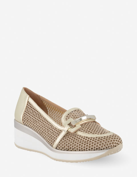 Mocasín de rejilla en color dorado con hebilla para mujer