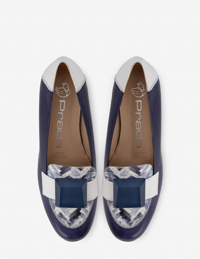 Mocasín deportivo de charol en color azul para mujer