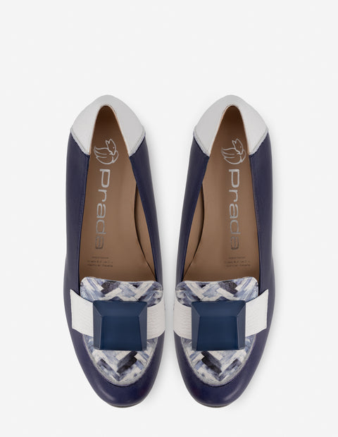 Mocasín deportivo de charol en color azul para mujer