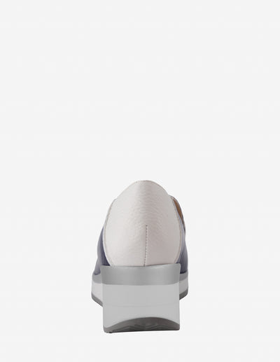 Mocasín deportivo de charol en color azul para mujer