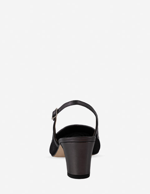 Zapatilla destalonada de rejilla en color negro para mujer