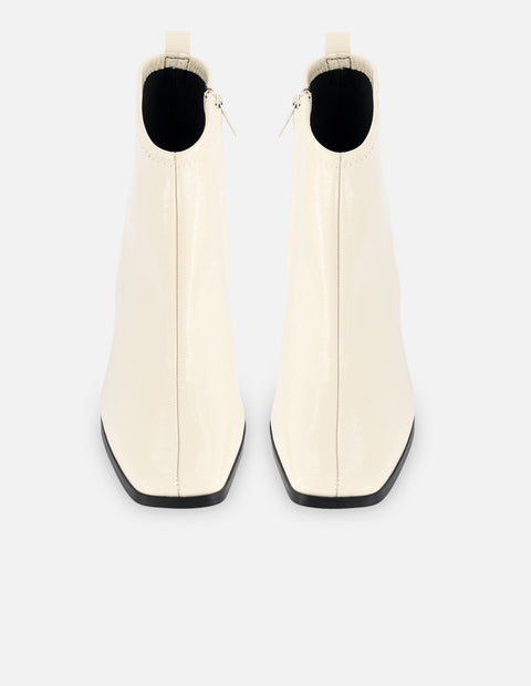 Botín de charol en color blanco para mujer con acabado en papiro