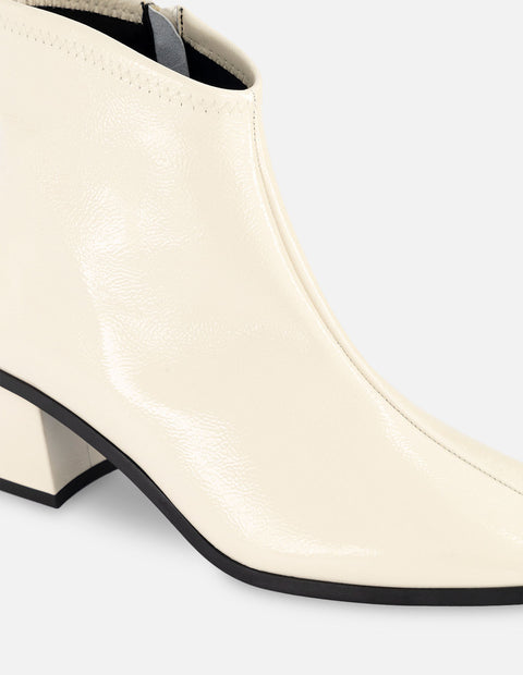 Botín de charol en color blanco para mujer con acabado en papiro