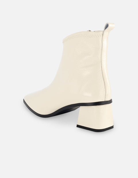 Botín de charol en color blanco para mujer con acabado en papiro