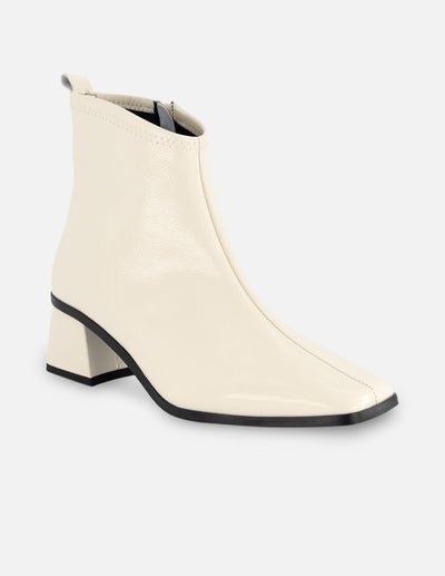 Botín de charol en color blanco para mujer con acabado en papiro