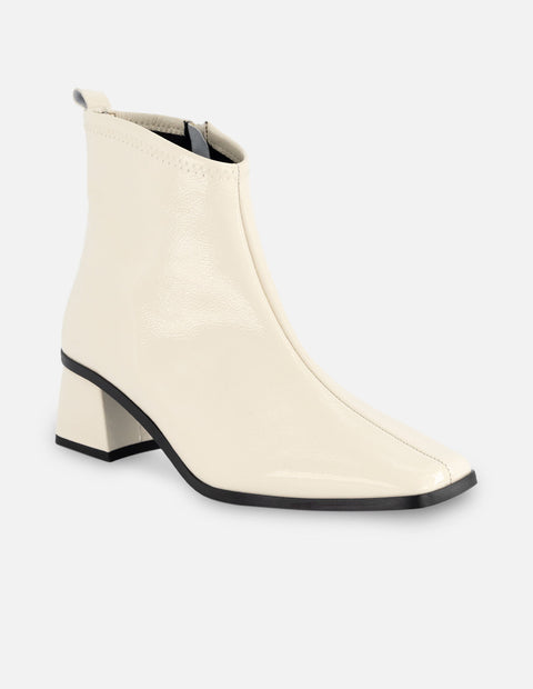 Botín de charol en color blanco para mujer con acabado en papiro