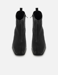 Botín de charol en color negro para mujer con acabado en papiro