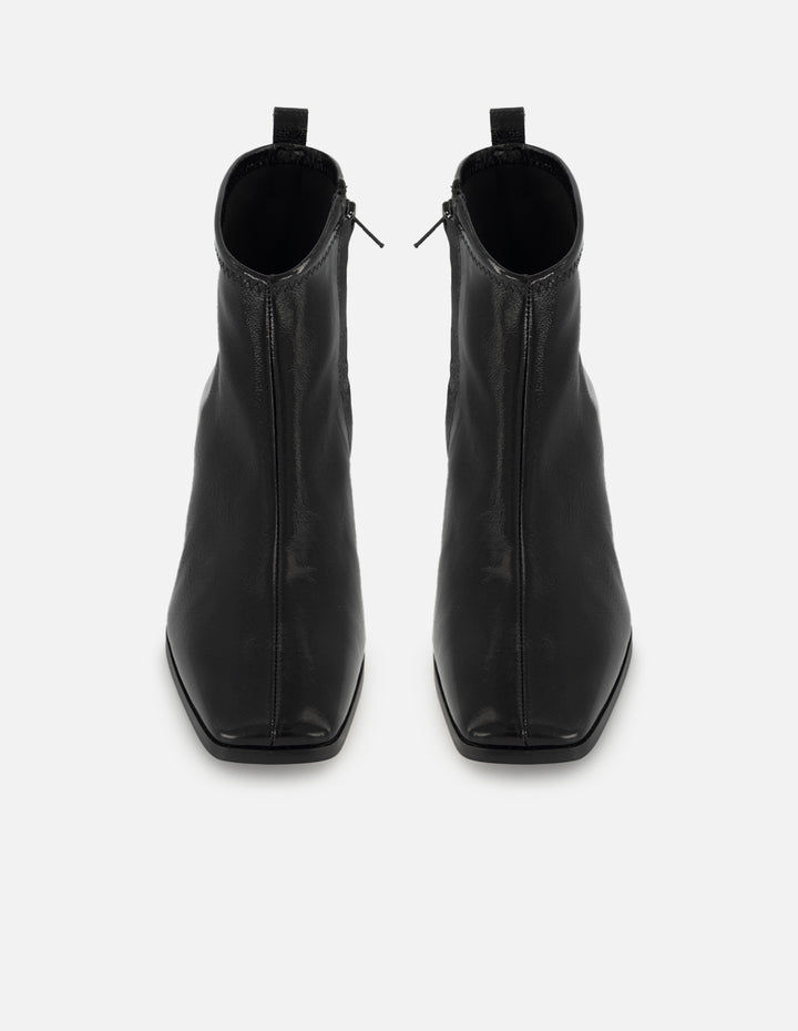 Botín de charol en color negro para mujer con acabado en papiro