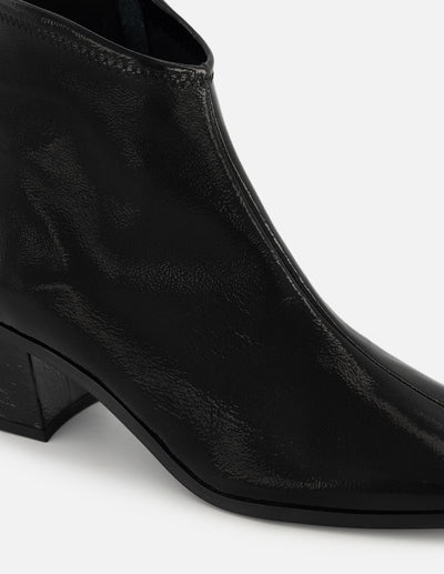 Botín de charol en color negro para mujer con acabado en papiro