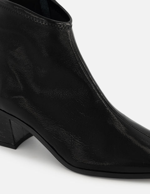 Botín de charol en color negro para mujer con acabado en papiro