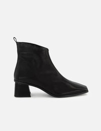 Botín de charol en color negro para mujer con acabado en papiro