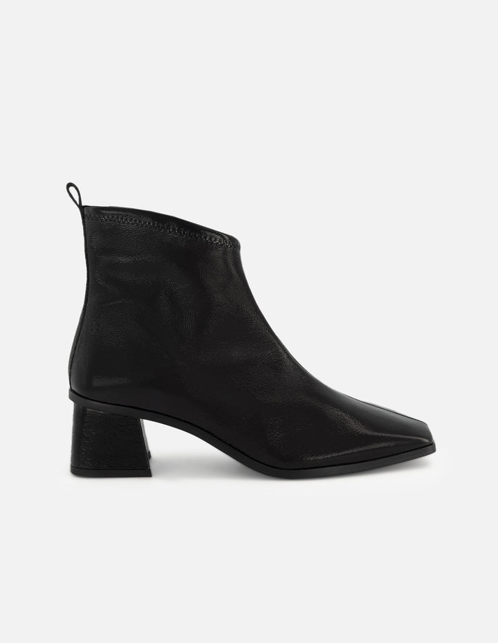 Botín de charol en color negro para mujer con acabado en papiro