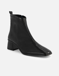 Botín de charol en color negro para mujer con acabado en papiro