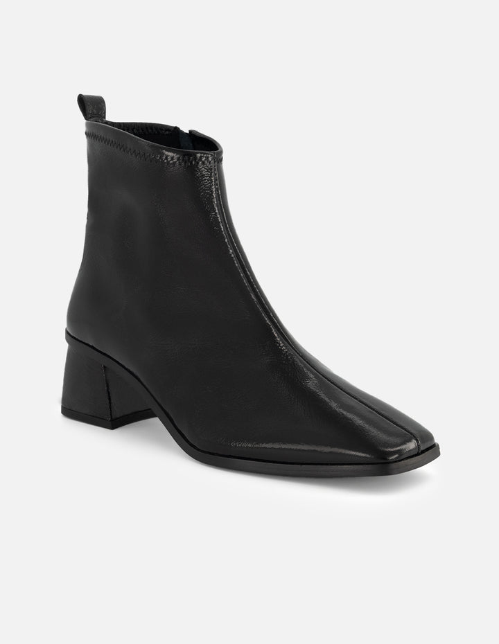 Botín de charol en color negro para mujer con acabado en papiro