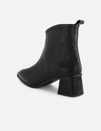 Botín de charol en color negro para mujer con acabado en papiro