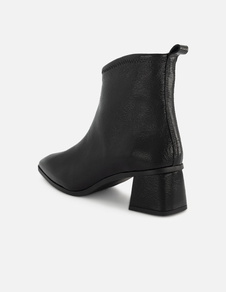 Botín de charol en color negro para mujer con acabado en papiro