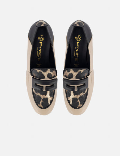 Mocasín de piel para mujer color topo con detalles en animal print