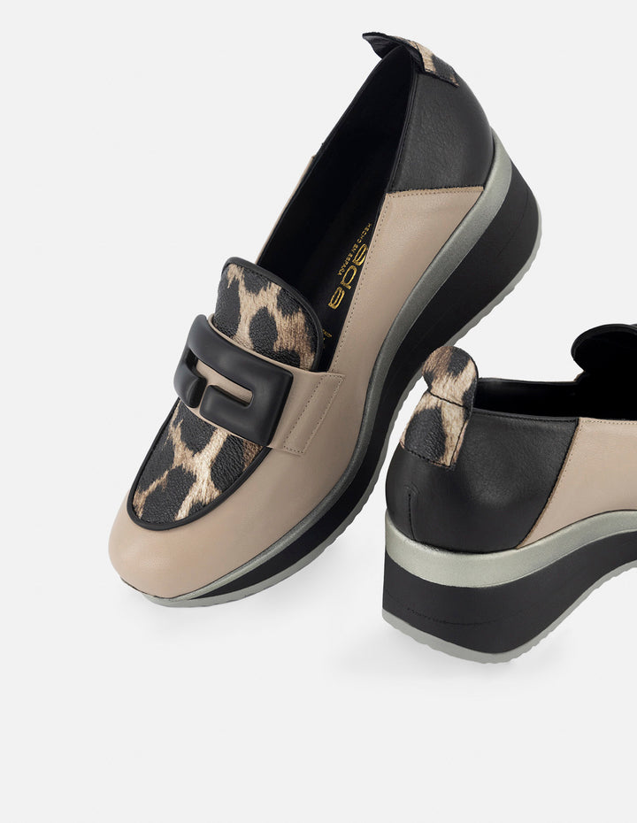 Mocasín de piel para mujer color topo con detalles en animal print