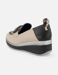 Mocasín de piel para mujer color topo con detalles en animal print