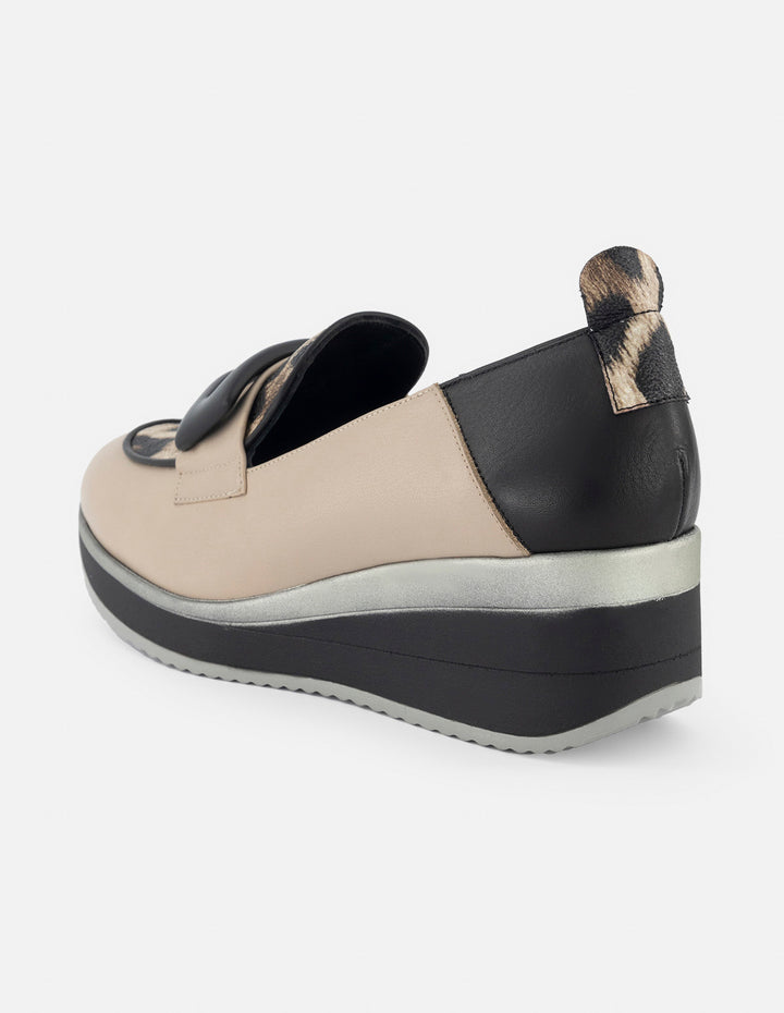 Mocasín de piel para mujer color topo con detalles en animal print