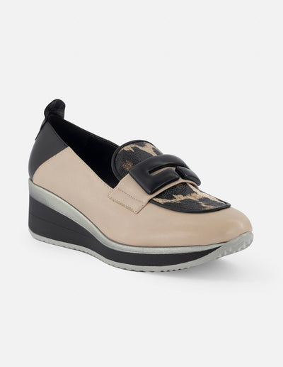 Mocasín de piel para mujer color topo con detalles en animal print