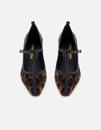 Zapatilla tipo mercedes de charol con acabado animal print negro para mujer