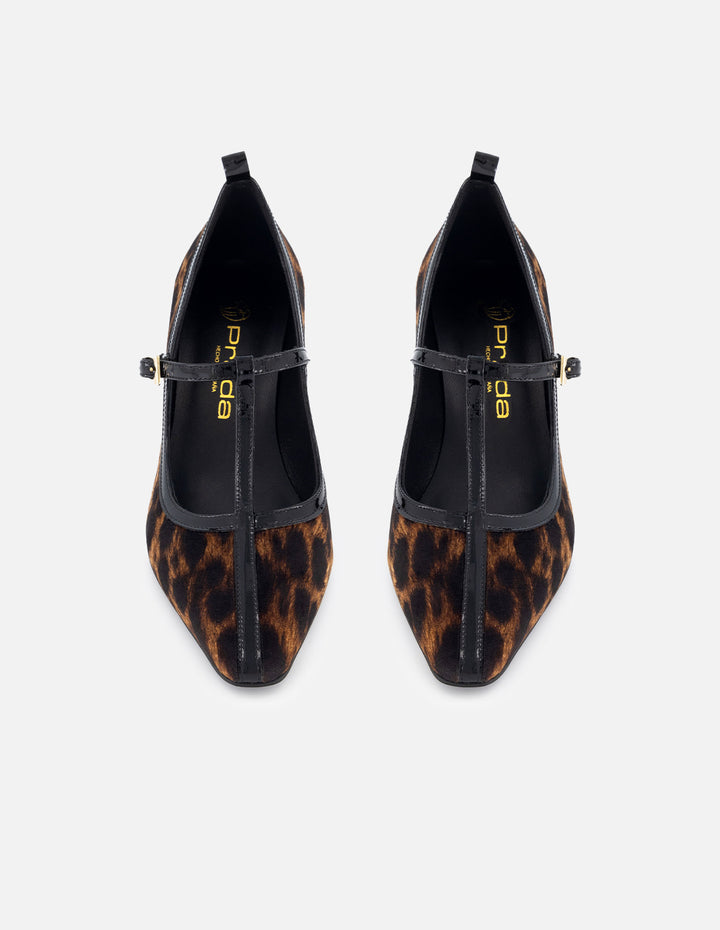 Zapatilla tipo mercedes de charol con acabado animal print negro para mujer