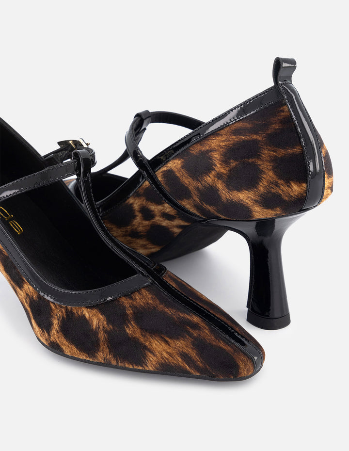 Zapatilla tipo mercedes de charol con acabado animal print negro para mujer