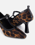 Zapatilla tipo mercedes de charol con acabado animal print negro para mujer