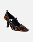 Zapatilla tipo mercedes de charol con acabado animal print negro para mujer