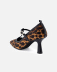 Zapatilla tipo mercedes de charol con acabado animal print negro para mujer