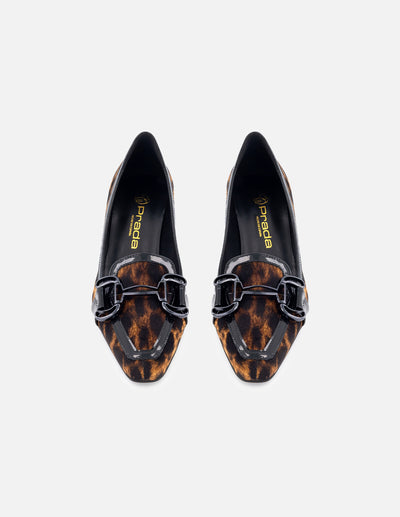 Zapatilla tipo mocasín de charol con acabado animal print negro para mujer