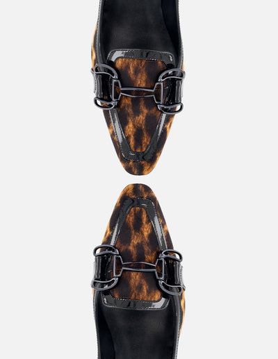 Zapatilla tipo mocasín de charol con acabado animal print negro para mujer