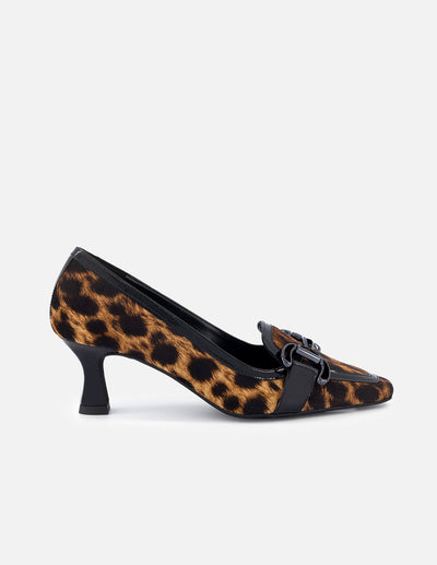 Zapatilla tipo mocasín de charol con acabado animal print negro para mujer