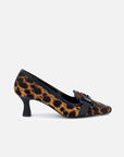 Zapatilla tipo mocasín de charol con acabado animal print negro para mujer