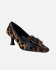 Zapatilla tipo mocasín de charol con acabado animal print negro para mujer