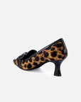 Zapatilla tipo mocasín de charol con acabado animal print negro para mujer