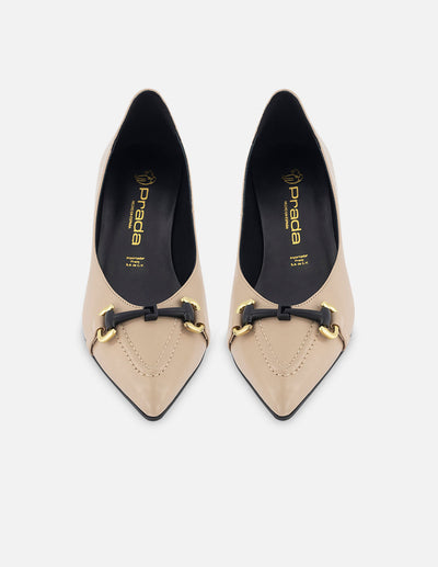 Zapatilla de piel color topo para mujer con detalle en color negro