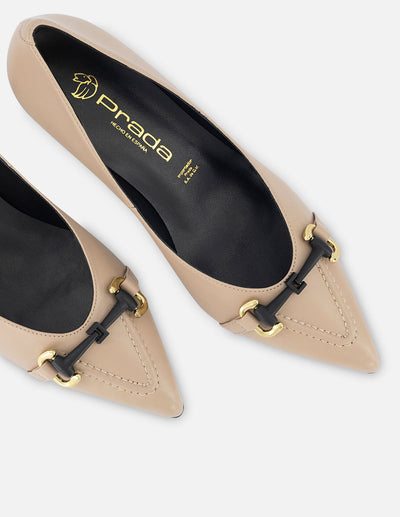 Zapatilla de piel color topo para mujer con detalle en color negro