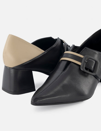 Mocasín de piel para mujer color negro con detalle en color topo