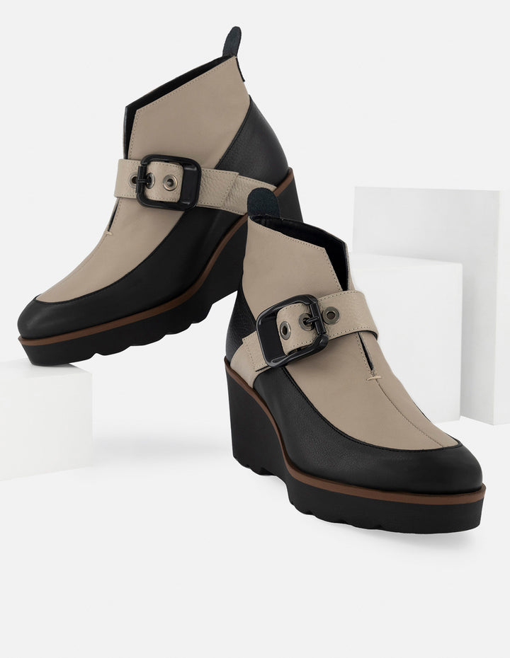 Botín de piel para mujer color negro con contraste en blanco