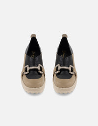 Mocasín beige en piel y charol para mujer con adorno plateado