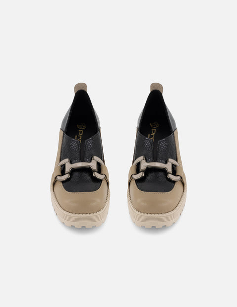 Mocasín beige en piel y charol para mujer con adorno plateado