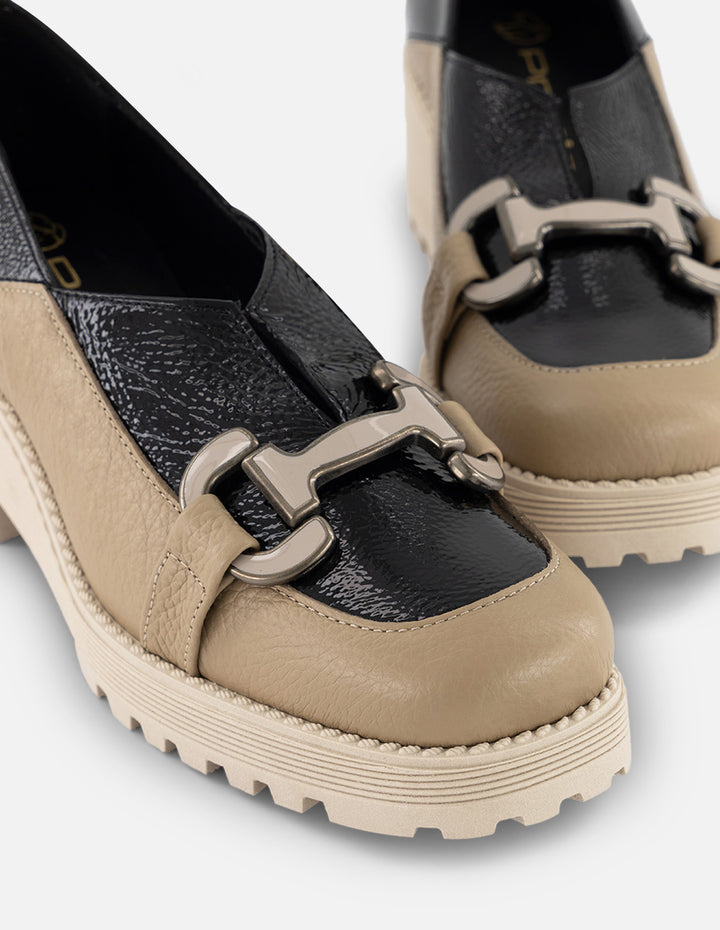 Mocasín beige en piel y charol para mujer con adorno plateado