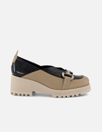 Mocasín beige en piel y charol para mujer con adorno plateado