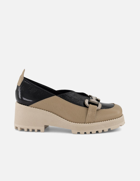 Mocasín beige en piel y charol para mujer con adorno plateado
