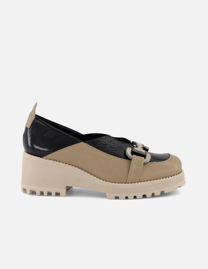 Mocasín beige en piel y charol para mujer con adorno plateado